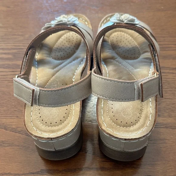 Cute and Comfortable Metallic Beige Sandals from Patrizia by Spring Step. Size 7 - Picture 6 of 7